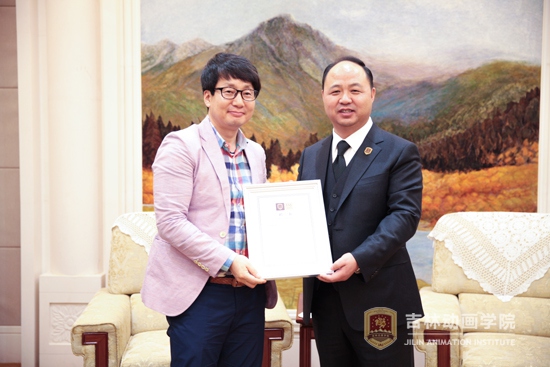 5董事长郑立国先生为韩国RG公司社长金康德颁发客座教授聘书.jpg \