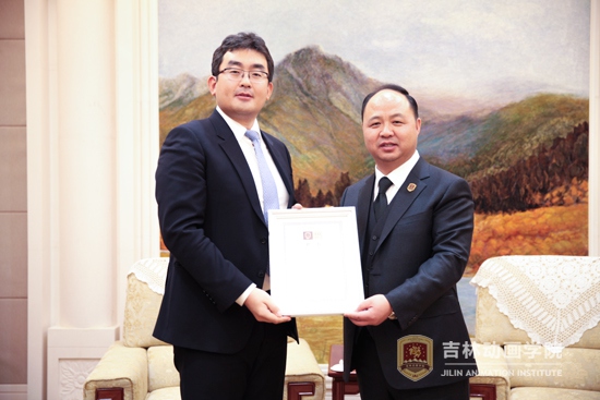 7董事长郑立国为韩国Smile-Gate游戏公司理事孙世辉颁发客座教授聘书.jpg \
