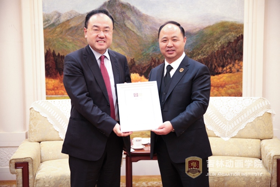 6董事长郑立国先生为韩国SidusHQ公司董事长田龙宙颁发客座教授聘书.jpg \