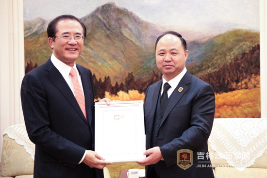 4董事长郑立国为韩国文化产业振兴院院长洪相杓颁发客座教授聘书.jpg \